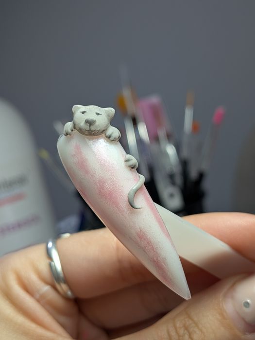 Realizez unghii cu gel