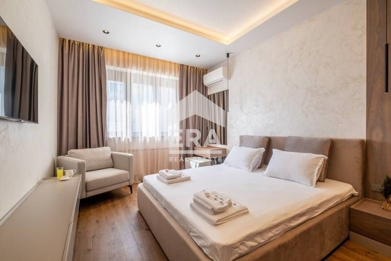 Дава се под наем Тристаен апартамент в София, Център - 120 кв.м за 3590.4 € - Снимка #11