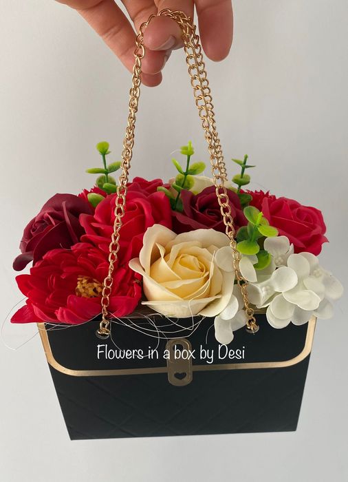Аранжирани сапунени рози в кутии букет в кутия подарък цветя