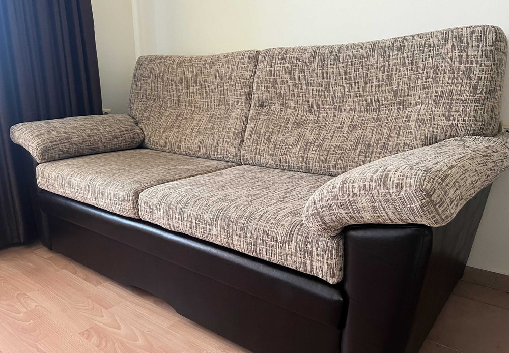 Кожен диван с функция сън