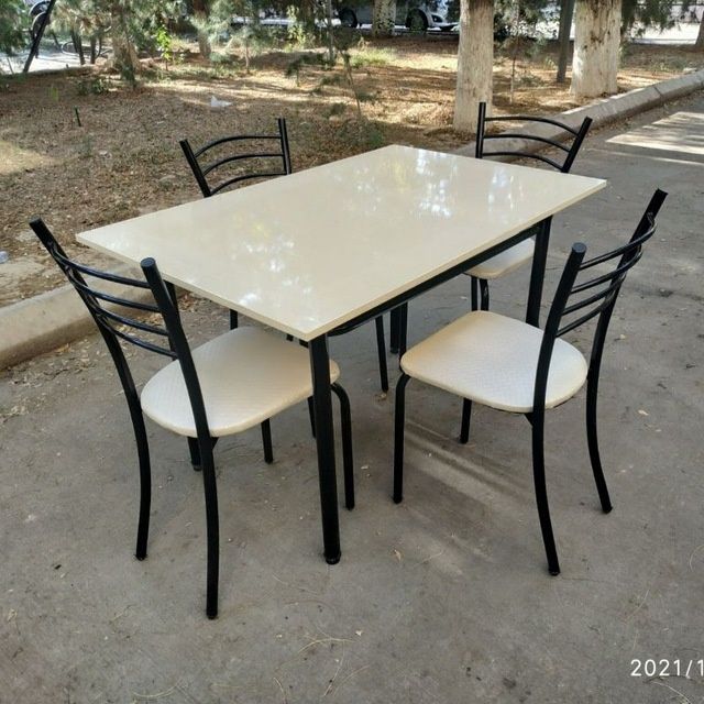 Стол и стулья кухонный