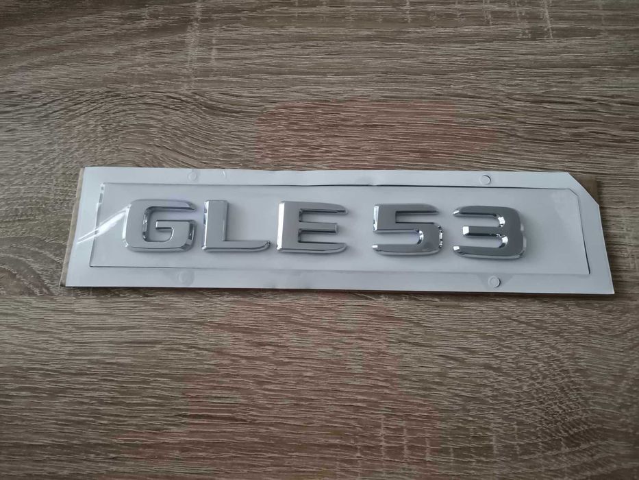 сребрист надпис Mercedes Benz GLE 53