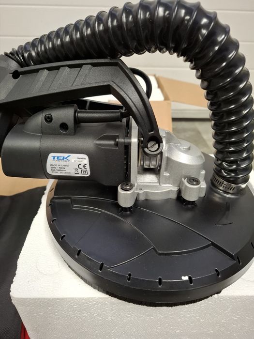 Girafa profesionala Tek 3,2 kg 710W pentru slefuit glet extensibila