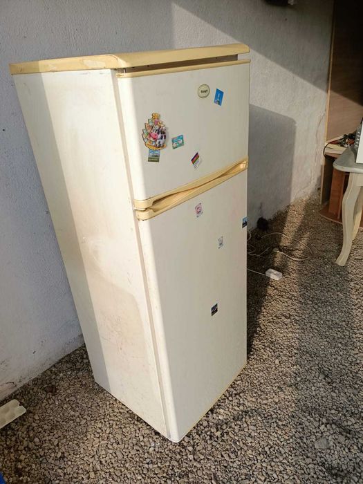 Продам   два рабочих  холодильника  .