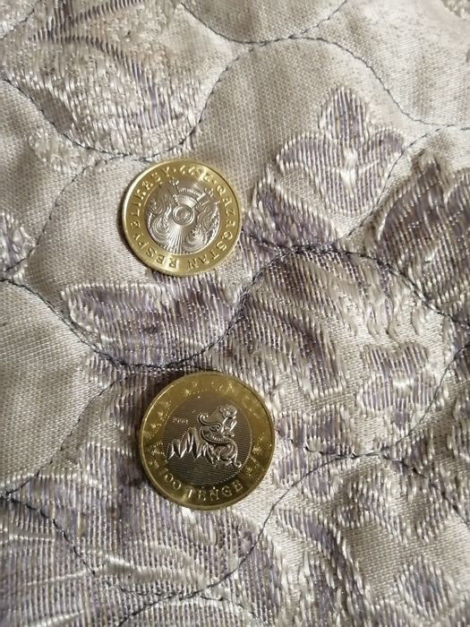 Монета номиналом 100 тенге с барсом