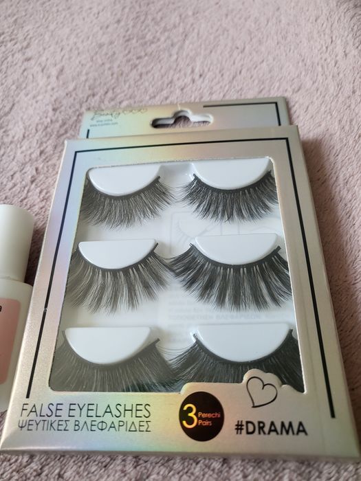 Нови изкуствени мигли, лепило за мигли и уред за поставяне на мигли