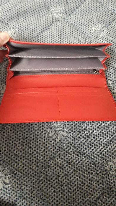 Дамски портфейл в червен цвят.