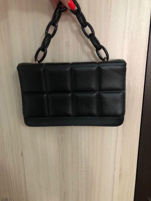 Малка черна чанта