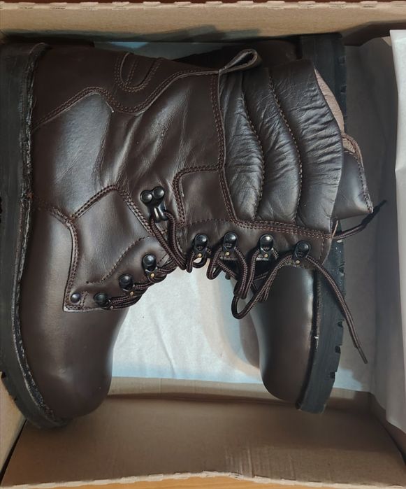 Vând bocanci militari