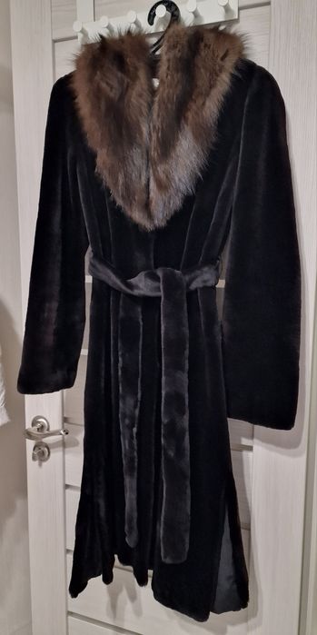 Продам шубу (бобёр с капюшоном соболя)
