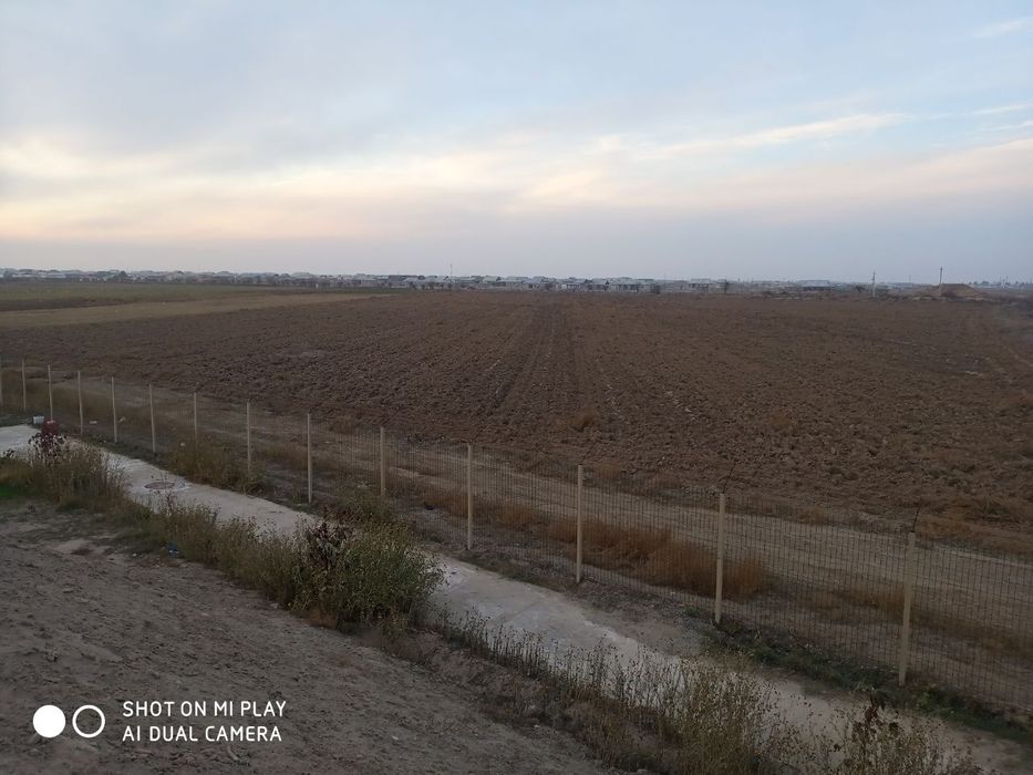 Dehqonchilik uchun tayyor yer — suvli, shahar yaqinida