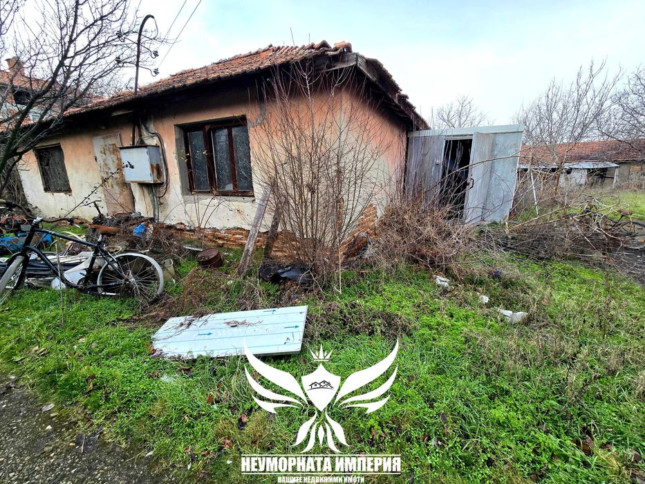 Продавам склад/селскостопански сгради 1450РЗП в имот 8700кв с.Боянци