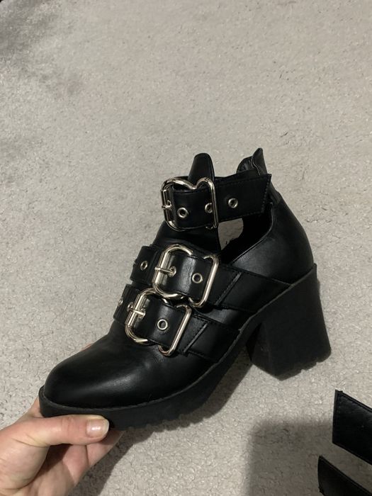 Botine cu catarame