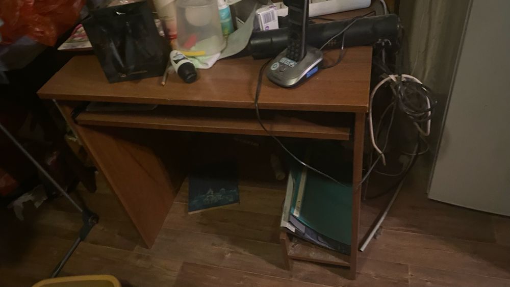 Продам компьютерный стол. Крепкий. Прослужит долго.