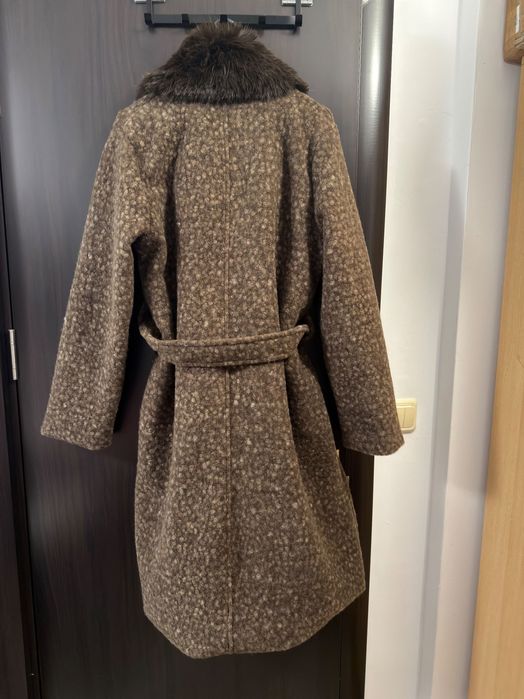 Дълго тъмно кафяво палто