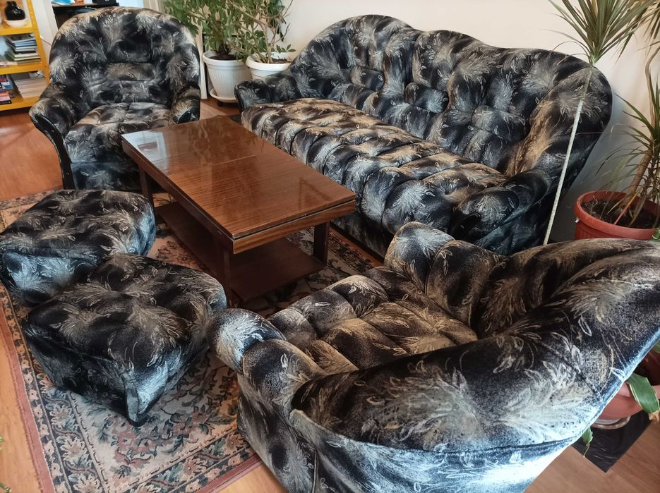 Холна гарнитура с разтегателна маса