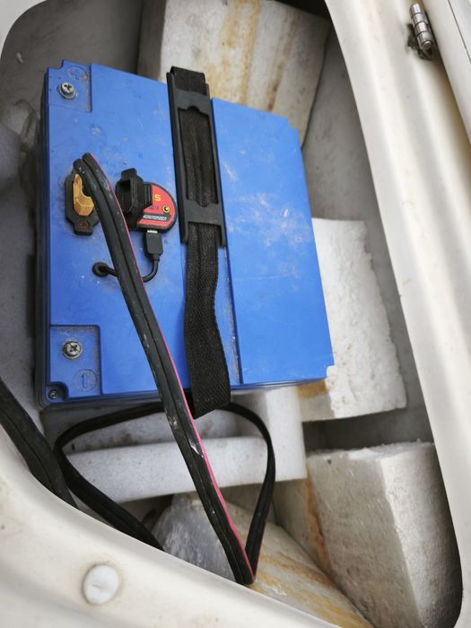 Лодка BELUGA 430 с двигател и Колесар напълно оборудванаа