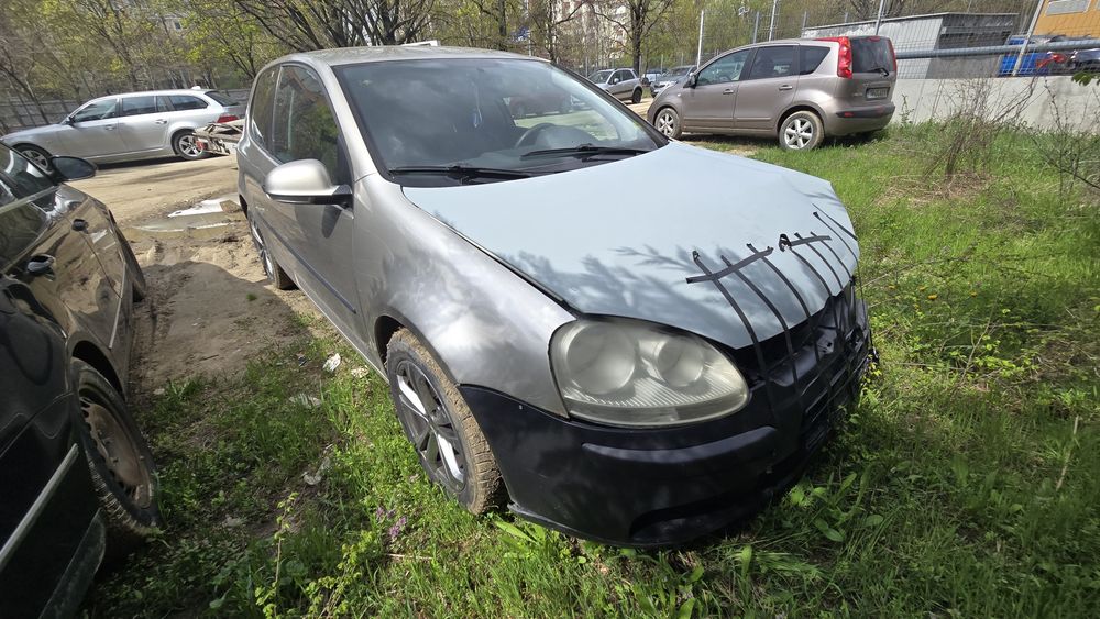 Vw golf 5 portbagaj stopuri far scuan Scaune bord Volan airbag usi usa hayon motor cutie viteze 1.4mpi electromotor alternator aripa bobina pompa