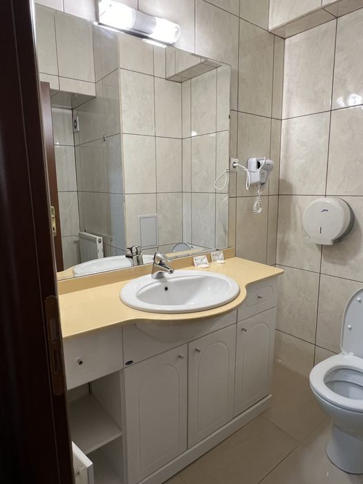 Usi din lemn si mobilier+accesorii baie in stare buna