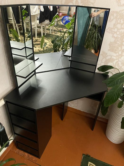 Продам Туалетный столик или камод