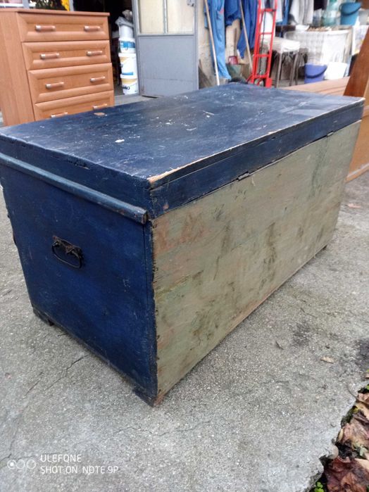 Стар сандък на 100 години