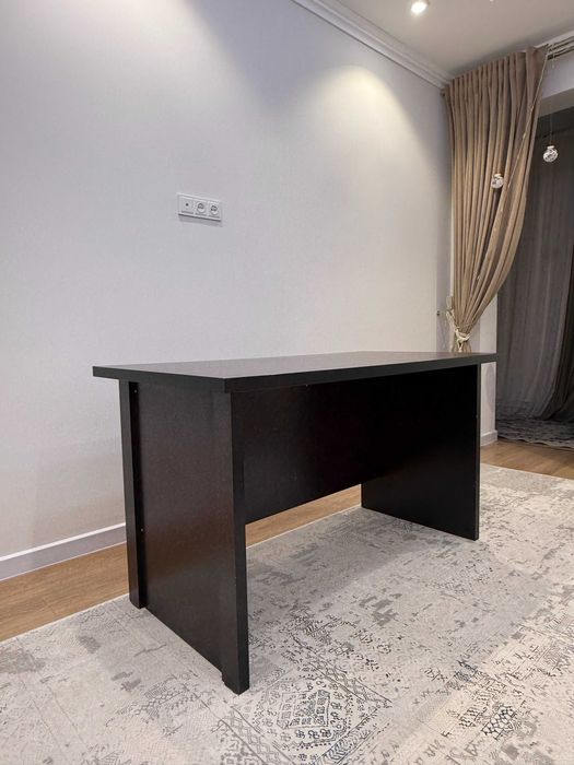 Письменный стол в хорошем состоянии. Удобный и практичный вариант