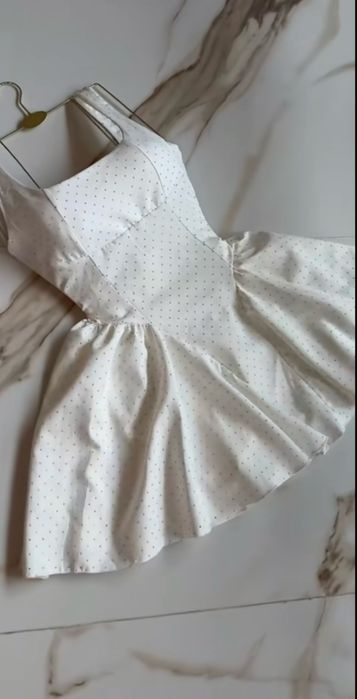 Роклички в бяло и черно