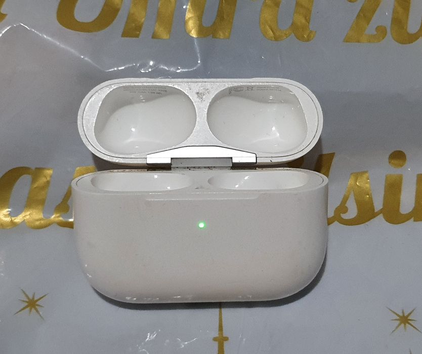 AirPods Pro 1 Case/Кейс Оргинал 100% Хорошйе Состояния (без наушник)