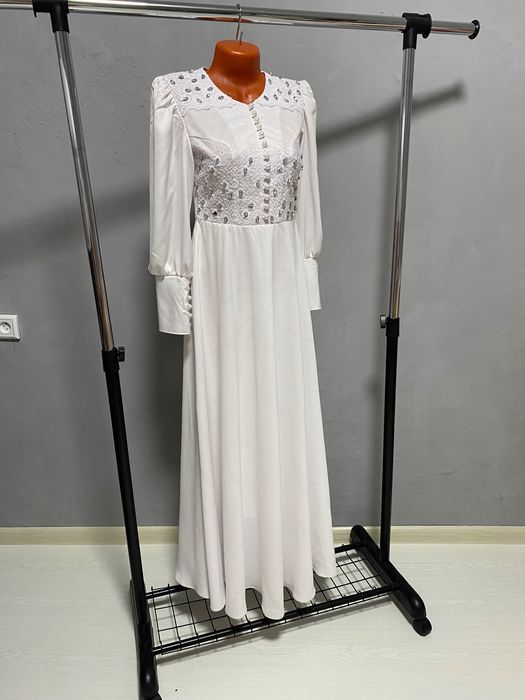 Кўйлак оқ рангда