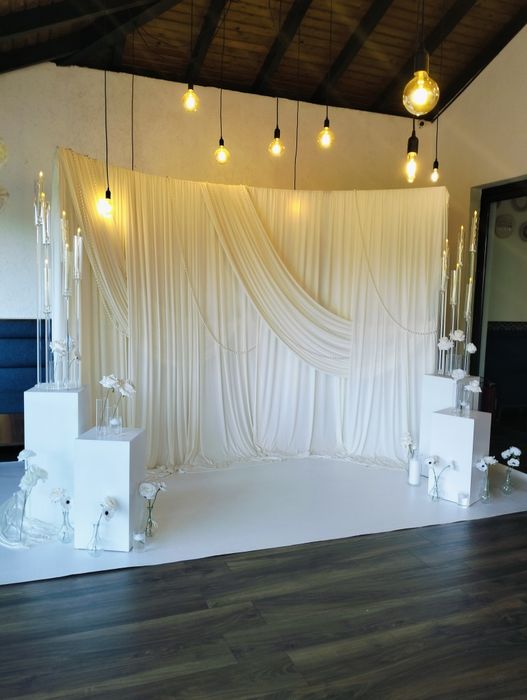 Arcade, aranjamente, decor tradiții, manechini și litere luminoase