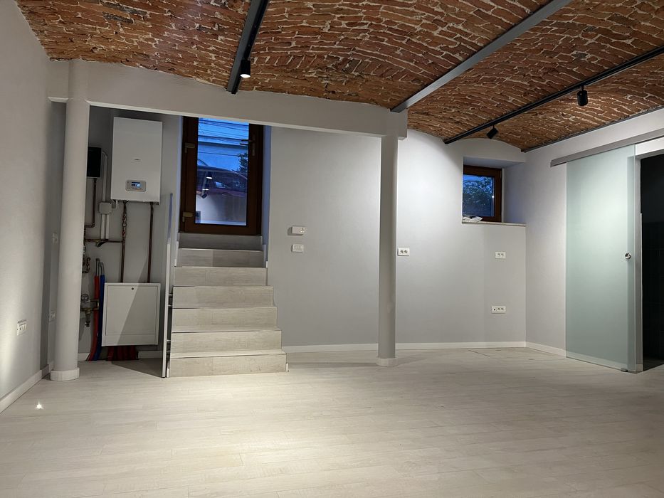 Vand apartament 2 camere cu spatiu comercial