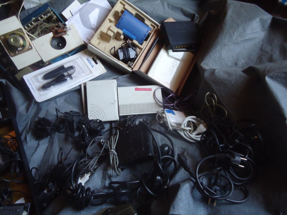 Набор зарядок от различной техники ноутбуки и телефоны и интернет