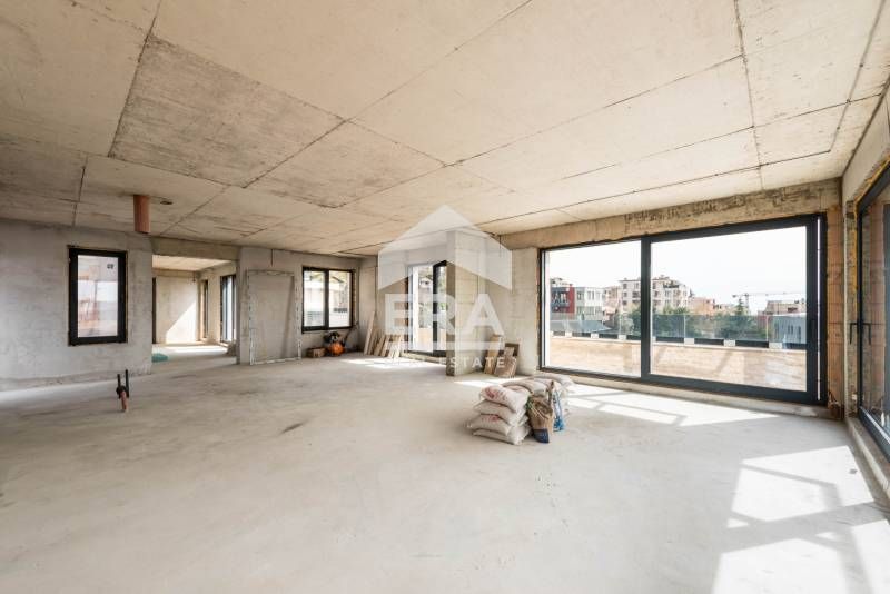 Многостаен пентхаус за продажба, с големи стаи и морска панорама, в но