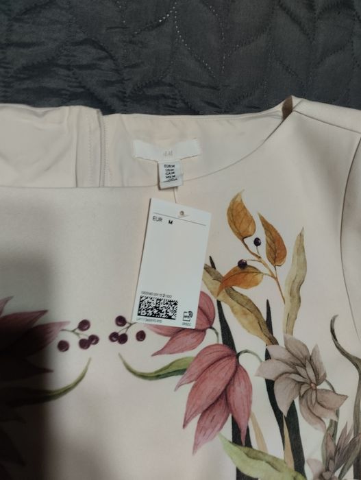 Нова рокля HM с флорални мотиви