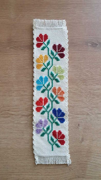 Semne de carte brodate manual