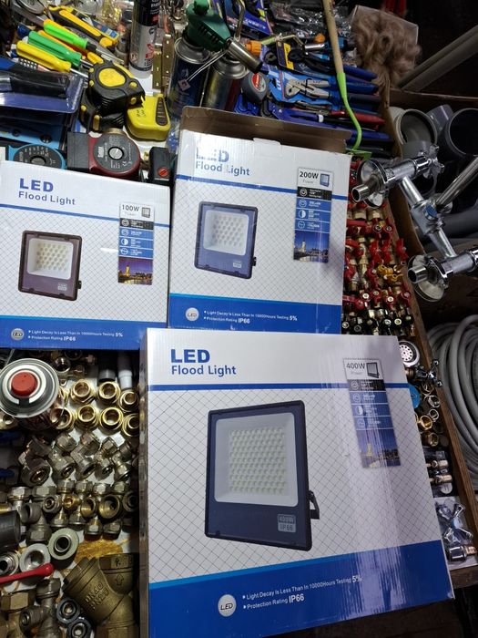 Прожекторы для помещений и улицы.