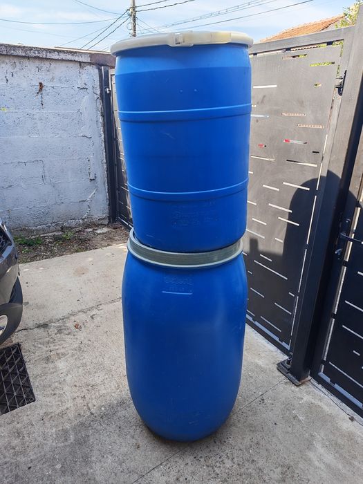 Vând 2 butoaie plastic