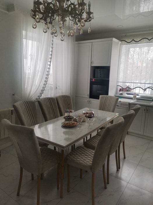 Продам стол на кухню и восемь стульев.