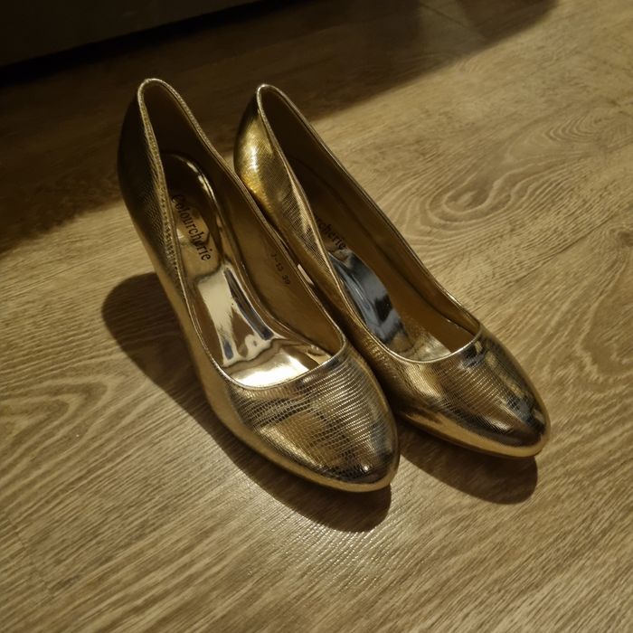 Pantofi cu toc. Auri