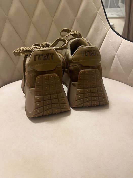 Женские кроссовки