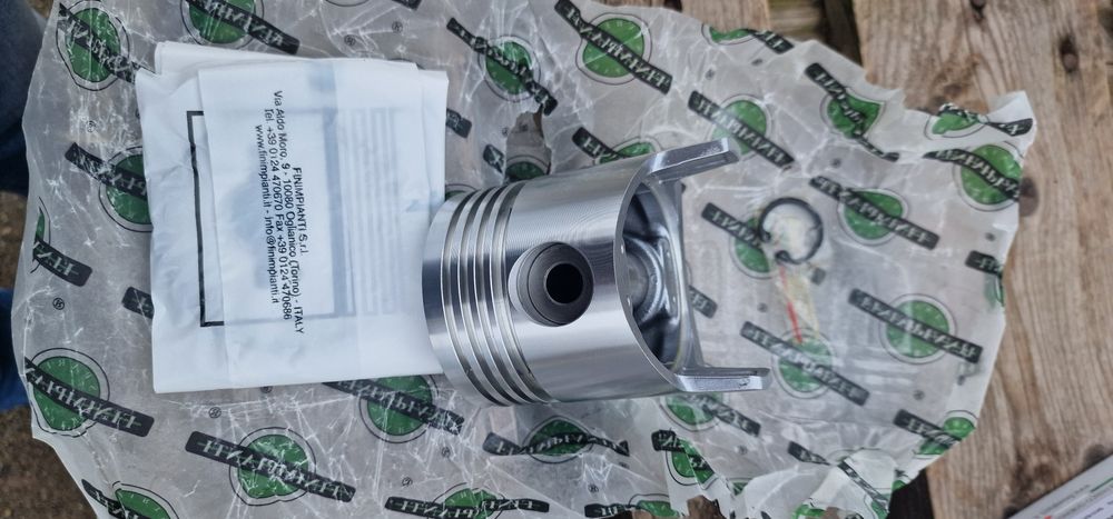 PISTON pistoane TRACTOR FIAT 315 fiat 312 preț 550 lei echipat cu Segm