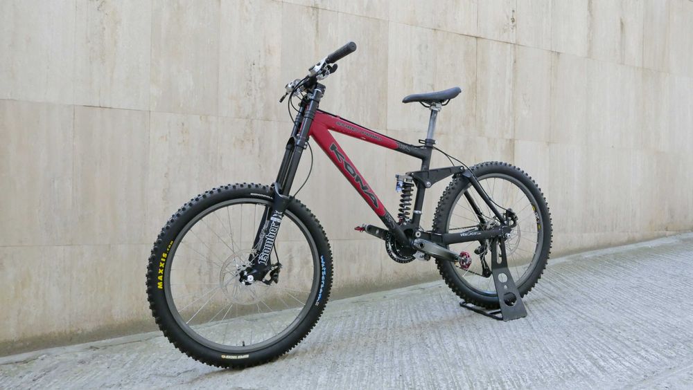 Kona Stinky Primo DH/Freeride 26" – Marzocchi 66 RC2X, Fox Vanilla, Shimano Saint