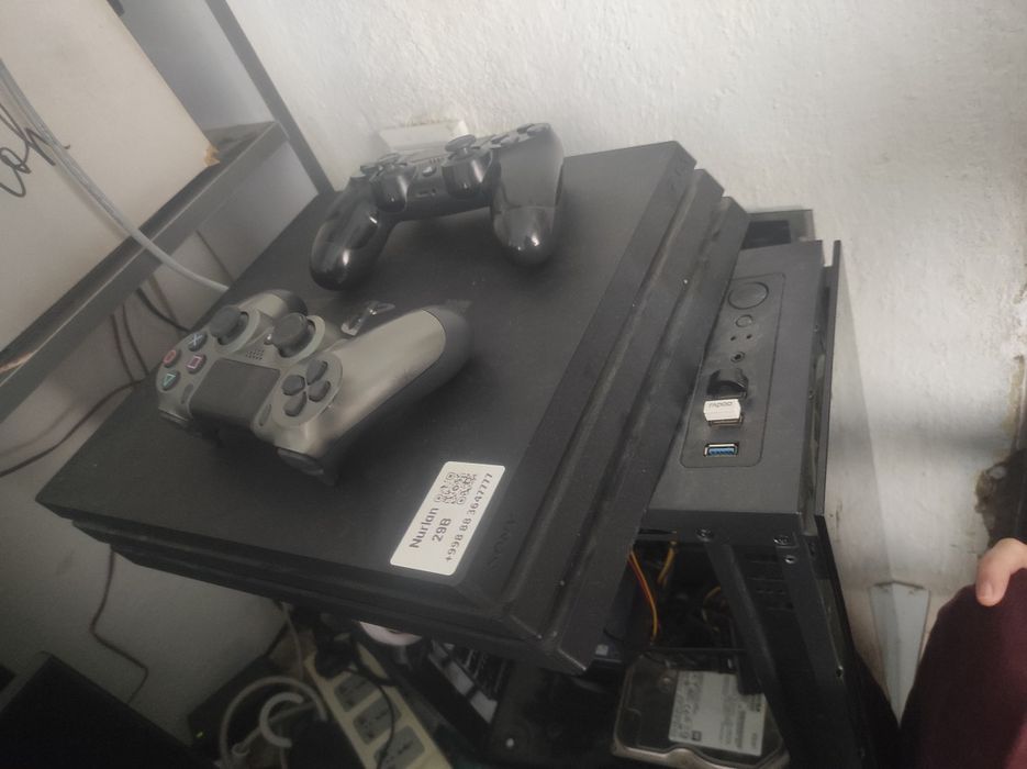PS4 Pro 1 TB + 2 ta Joystick sotiladi