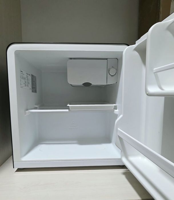 Мини-холодильник Midea