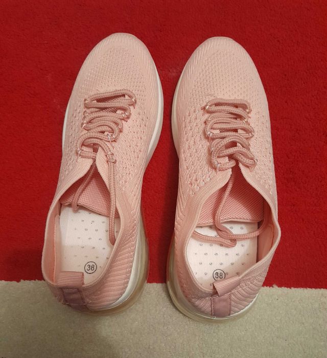 Vând adidași damă