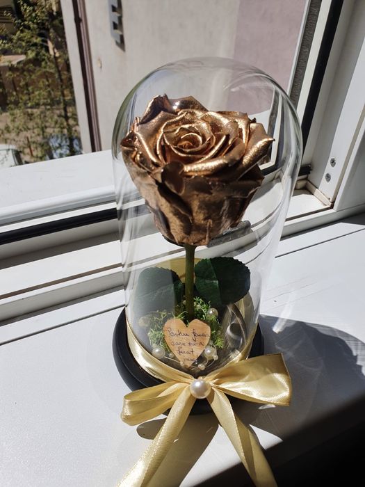 Cupola cu trandafir auriu cu inaltime de 20 cm 120 lei