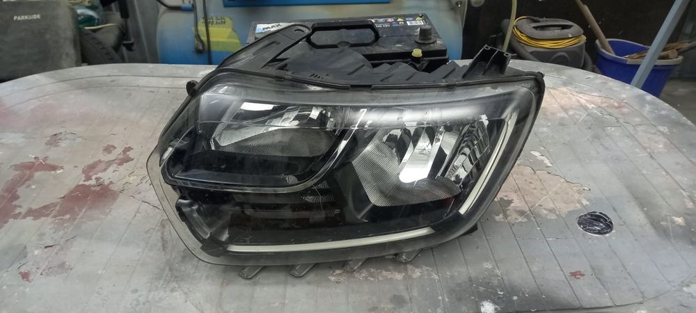 Dezmembrez Dacia lampa far Logan Sandero Jogger Sandero Stepway dezmembrez Renault Megane3 Scenic3 Clio4 Scenic2 Megane2 bara Logan Sandero Stepway