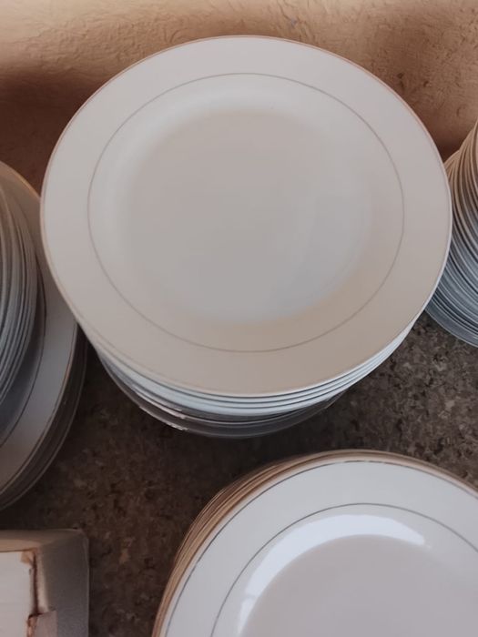 Продам красивые белые тарелки.