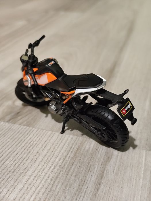 Vând machetă colectie KTM 250 DUKE
