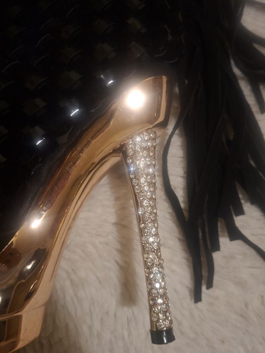 Чанта - токче, черна, с ресни. За повод.